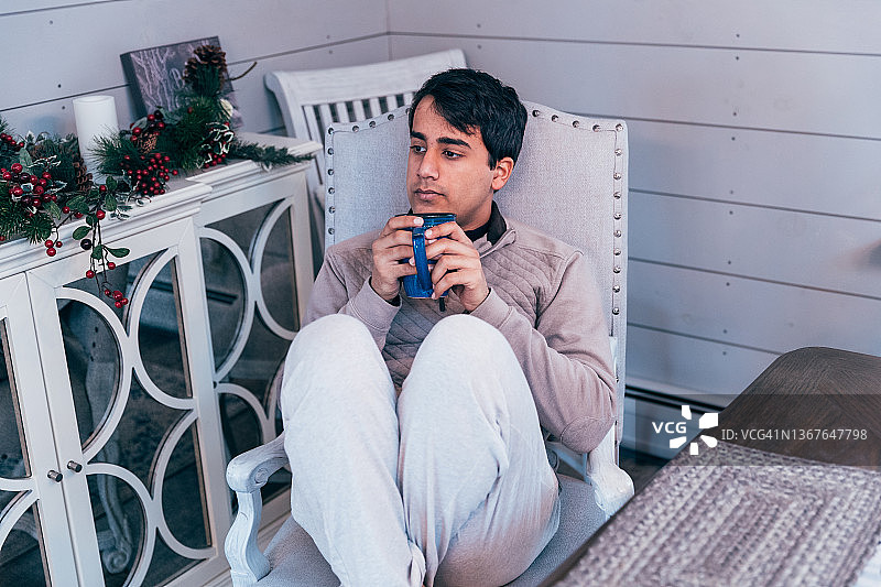 千禧一代以一杯新鲜咖啡开始周末图片素材