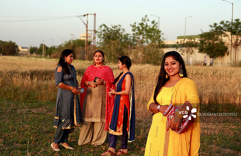 手捧泥罐的村庄妇女肖像图片素材