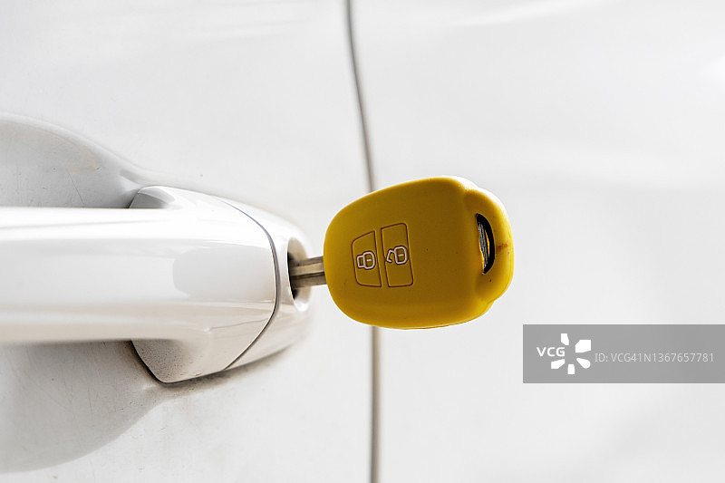 带汽车的黄色钥匙图片素材