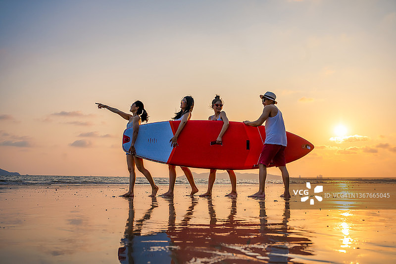 朋友们一起旅行图片素材