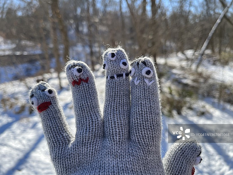 缝着迷你人脸的幽默手套图片素材