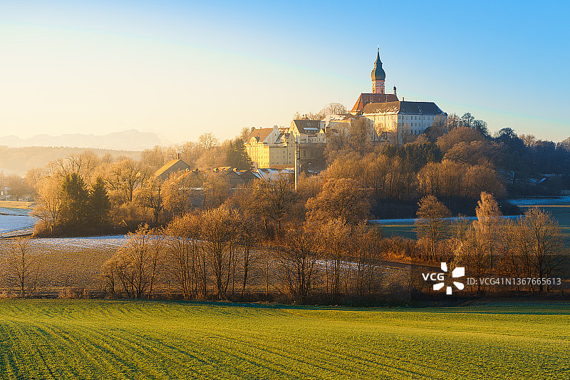 冬季安迪克斯修道院日出图片素材