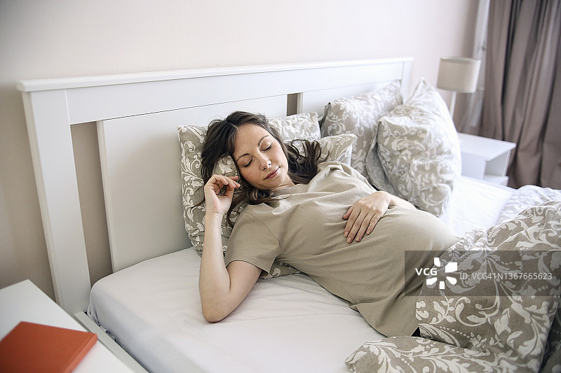 孕妇睡觉图片素材