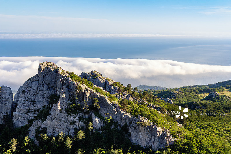 岩石山峰与森林，背景是低积云和遥远的海平线，克里米亚雅尔塔附近的风景图片素材