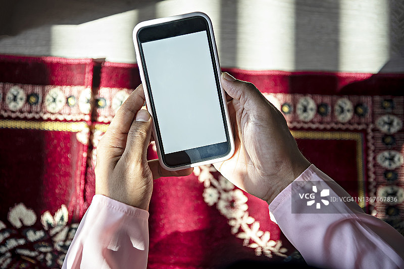 使用手机的男人高角度景观图片素材