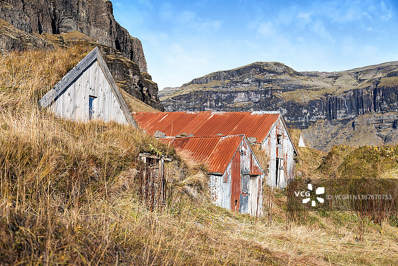 冰岛南部山坡上的农场建筑和附属建筑图片素材