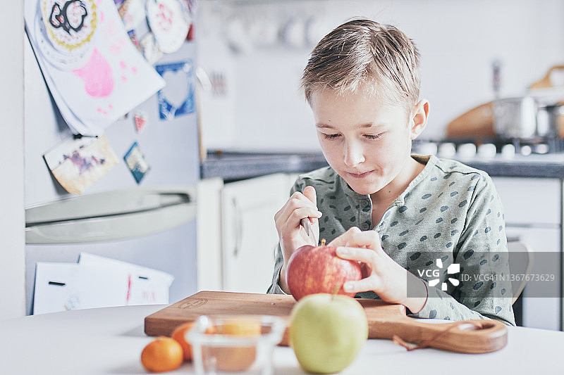 可爱男孩咬了一大口红苹果图片素材