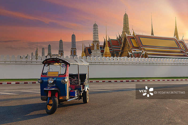 以玉佛寺为背景的嘟嘟车或三轮车图片素材