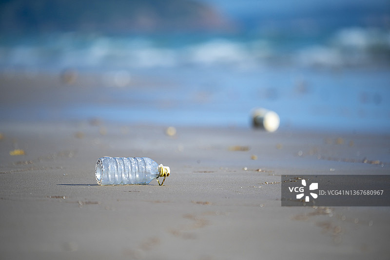 海滩上的塑料瓶图片素材