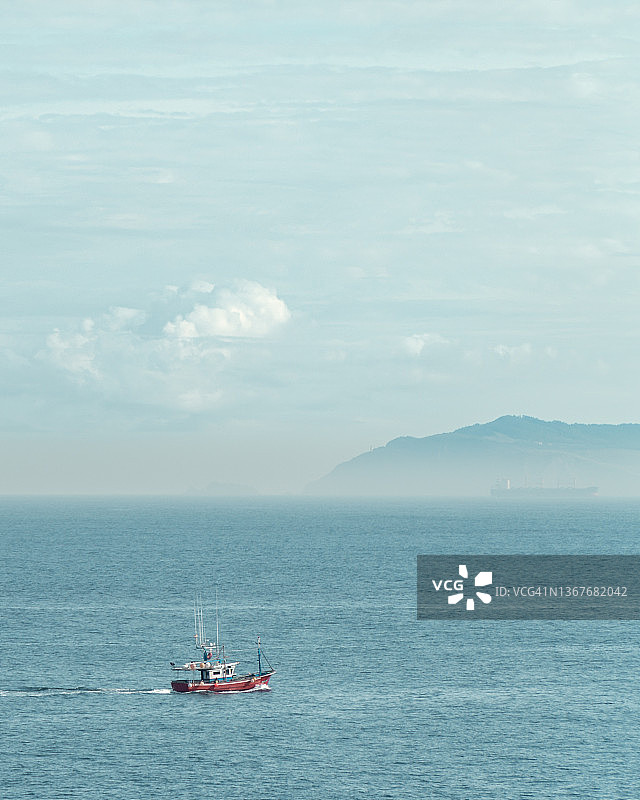 坎塔布连海的渔船与壮丽的景色图片素材