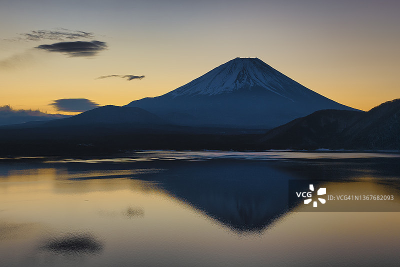 日出时分本栖湖的富士山倒影（千元纸币风景）图片素材
