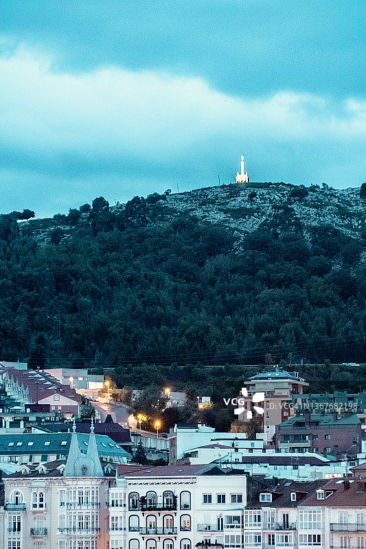 带纪念碑的山地村庄景观图片素材