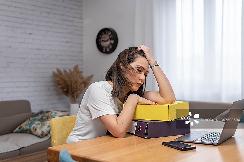 在家中疲惫的年轻女人图片素材
