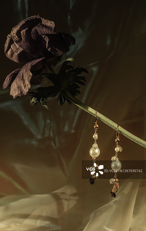 悬挂在花朵上的耳环图片素材
