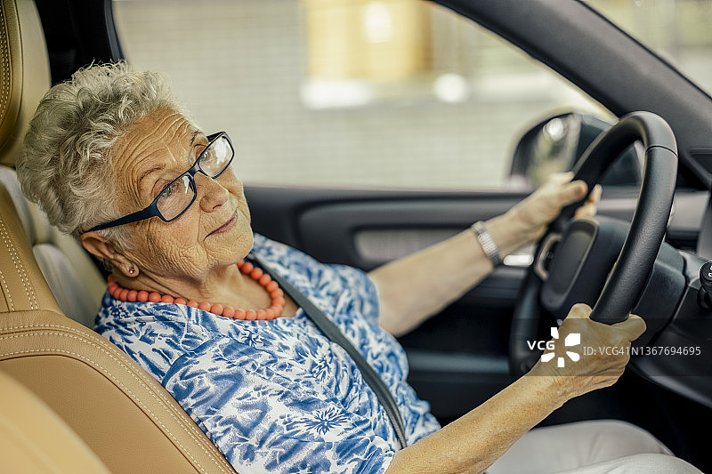 在车里的老年妇女图片素材