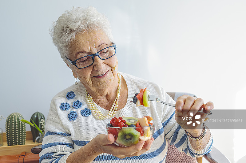 资深女性在家图片素材