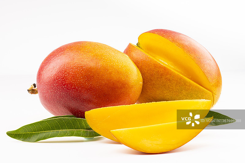 白色背景上的新鲜芒果切片图片素材