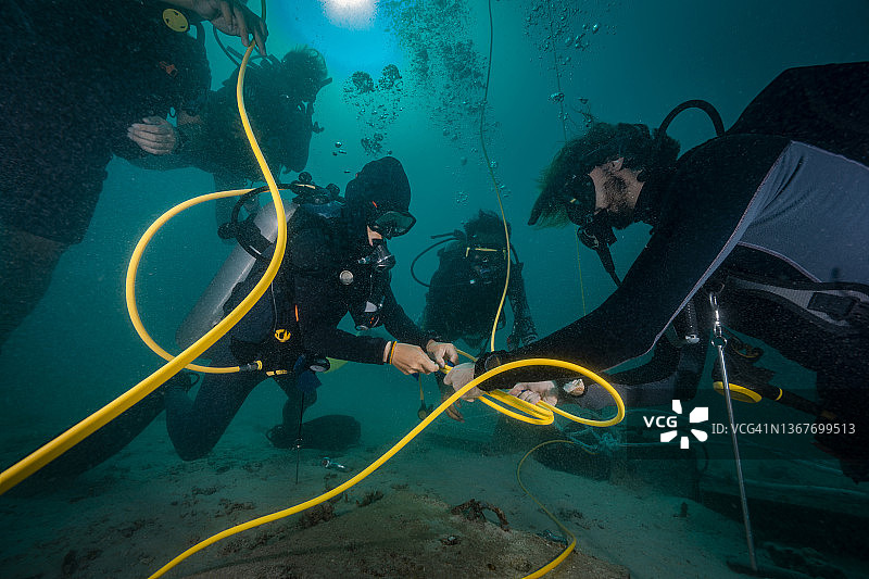 水下安装电缆的潜水员图片素材