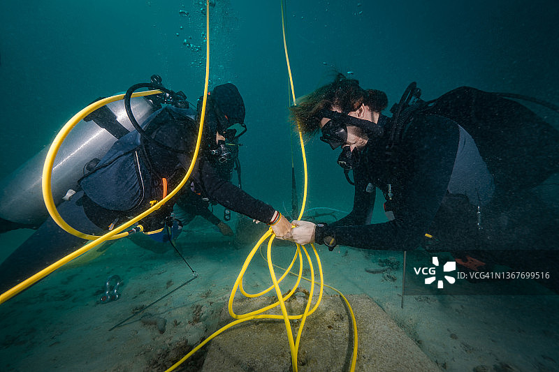 水下安装电缆的潜水员图片素材