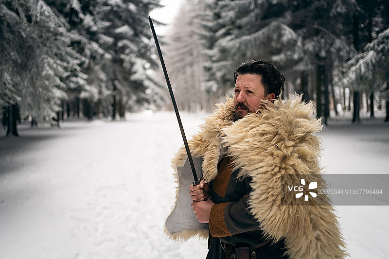 勇敢自信的中世纪战士持剑准备战斗图片素材