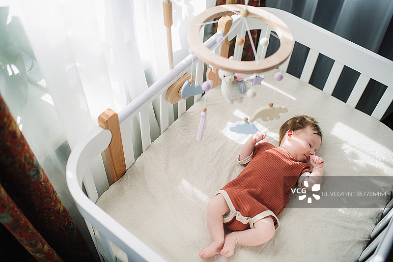 在婴儿床里的女婴图片素材