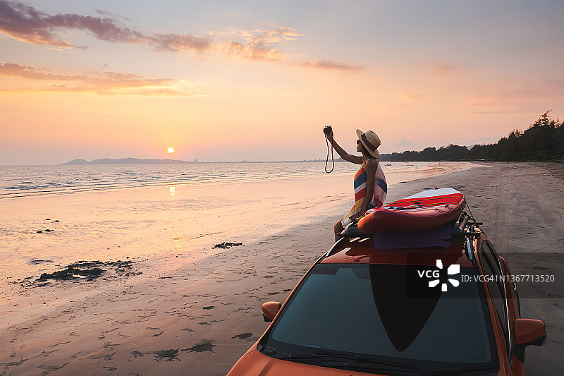 快乐的女人夏季旅行图片素材