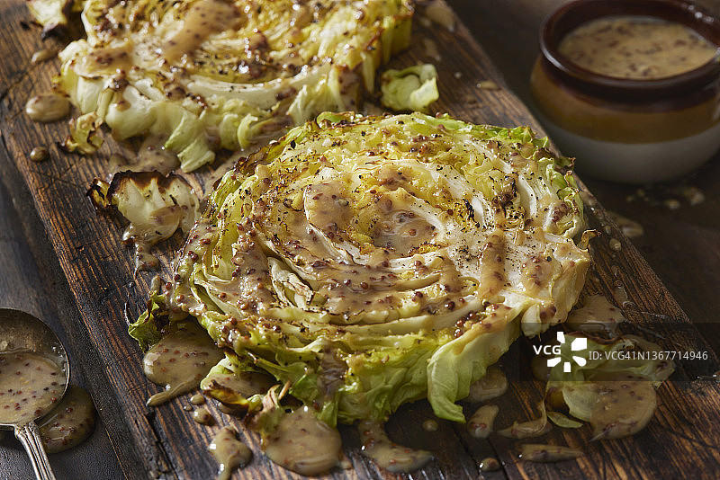 芥末油醋汁烤卷心菜牛排图片素材