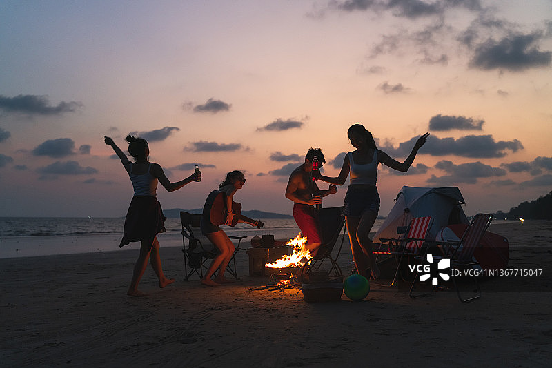 亚洲朋友夏日海滩露营享乐图片素材
