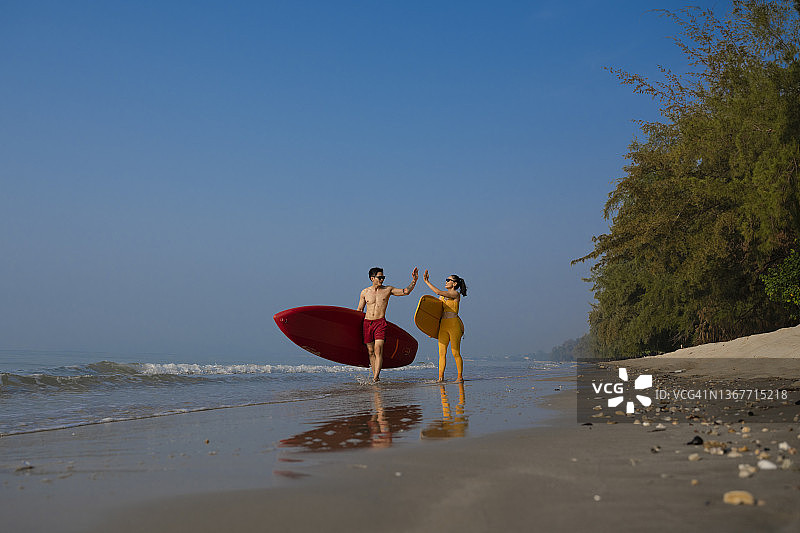 海滩上的情侣图片素材