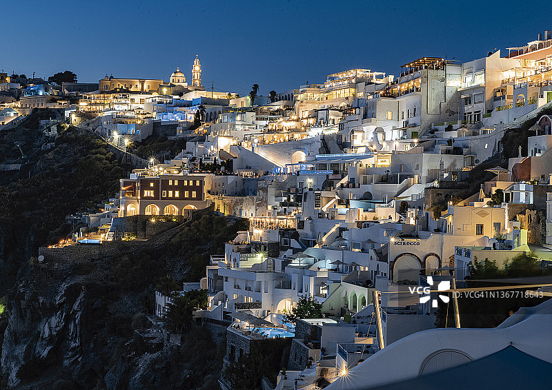 费拉小镇黄昏时的圣托里尼岛天际线图片素材