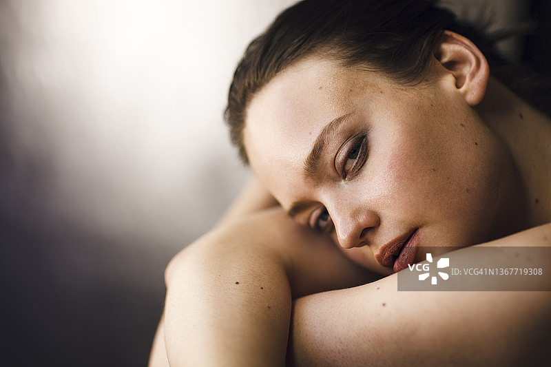 美丽的年轻女人的肖像图片素材