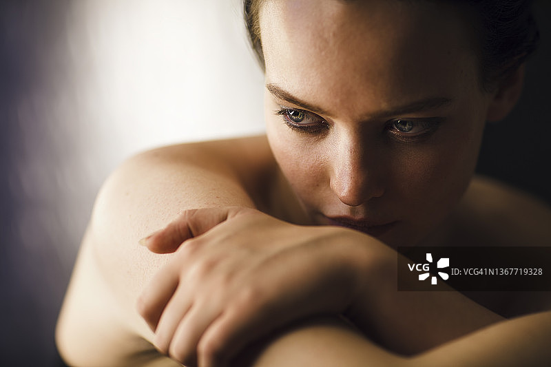 自然之美：面部有痣的年轻女性肖像图片素材