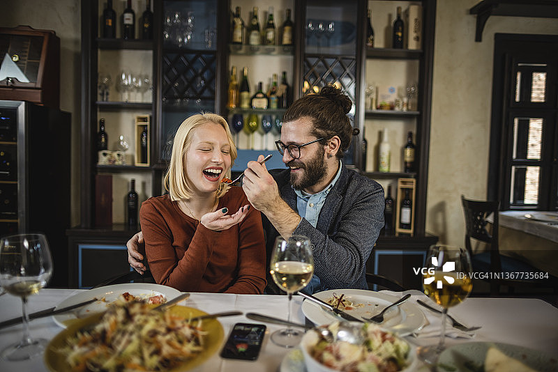 可爱的夫妇在餐厅约会图片素材
