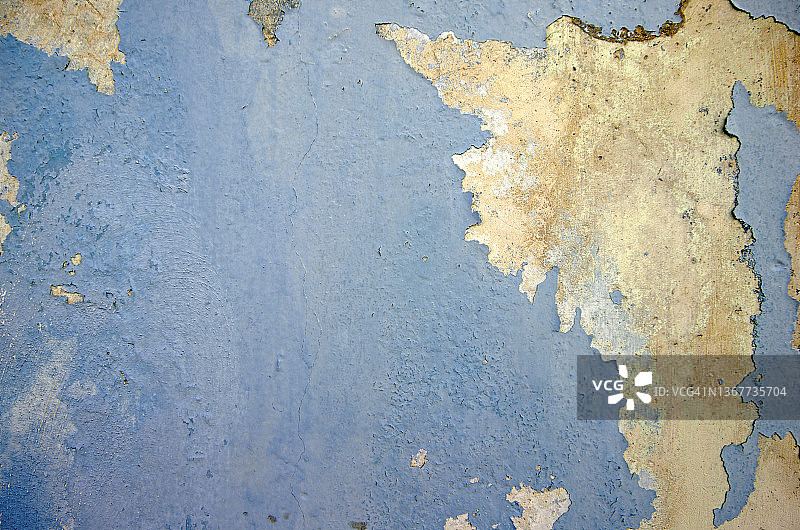 灰泥建筑外墙上剥落的褪色淡蓝色油漆图片素材