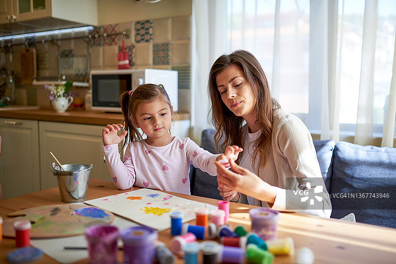 母女在家一起绘画图片素材