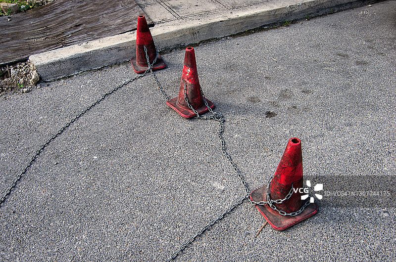 用铁链连接的交通锥隔离停车场图片素材