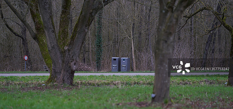 自然保护区内的垃圾桶图片素材