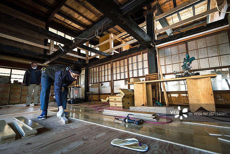 男人们在日本乡村翻新老房子图片素材