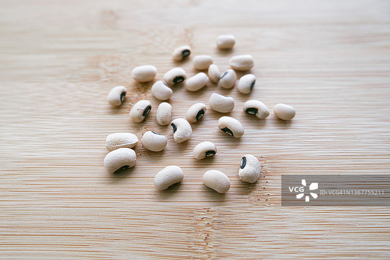 木质背景上的黑眼豆图片素材