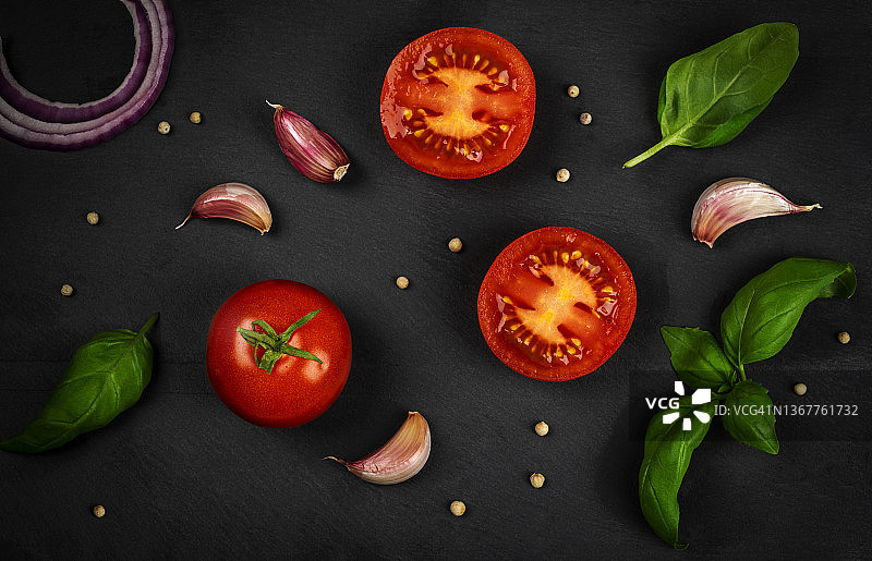新鲜番茄、香草和香料在黑色背景上，顶视图图片素材