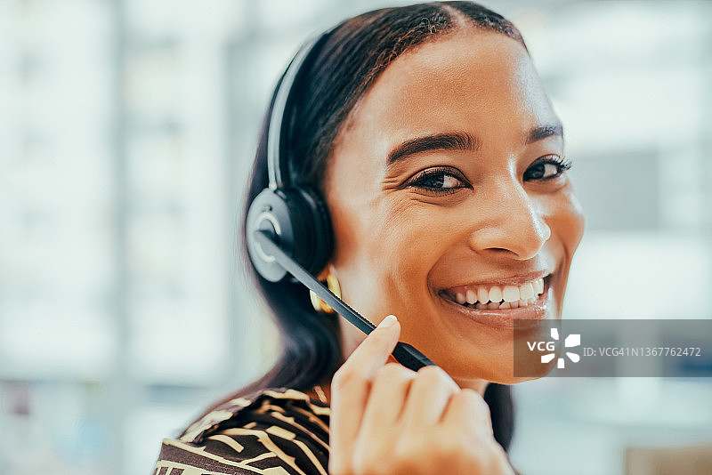 在办公室工作的年轻呼叫中心客服肖像图片素材