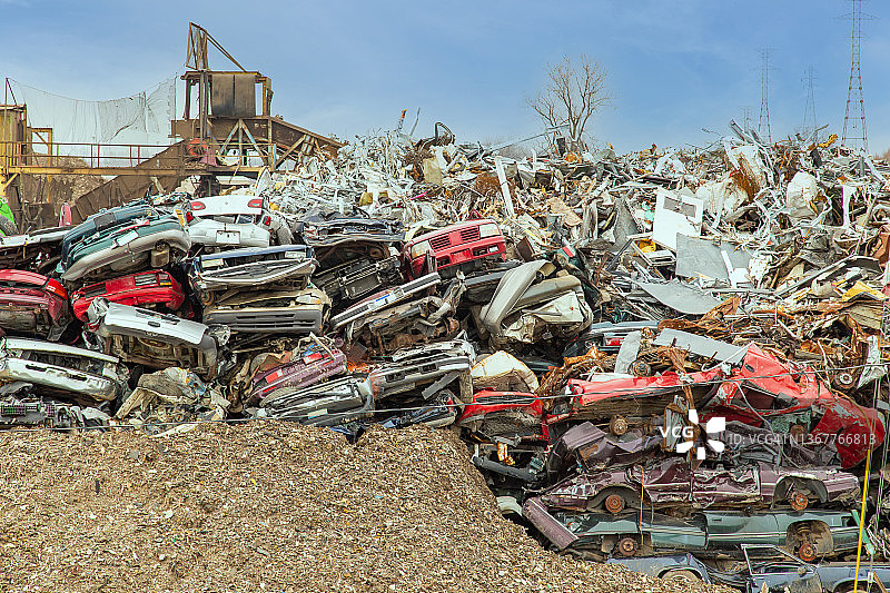 被压碎的汽车堆图片素材