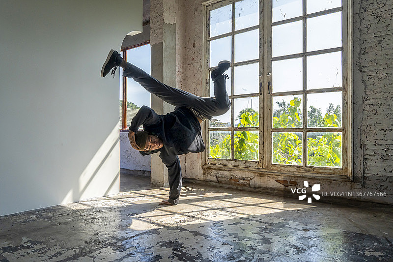 街舞少年在地板上跳霹雳舞图片素材