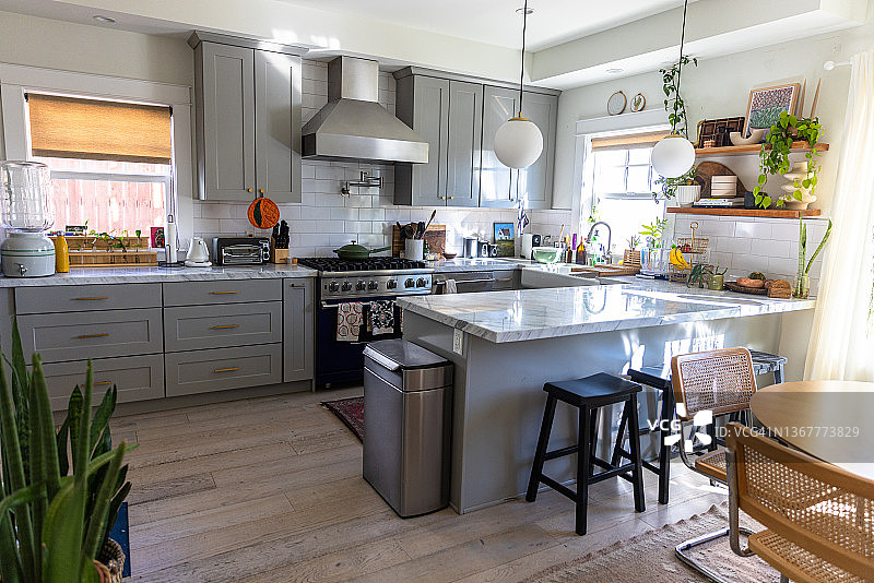 明亮现代工匠风格的豪华厨房图片素材