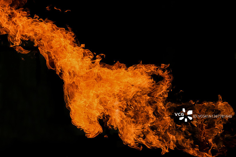 黑色背景上的火焰图片素材