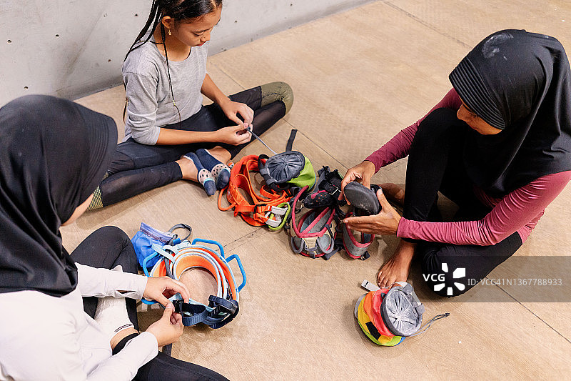 收拾装备的女性攀岩者团队图片素材