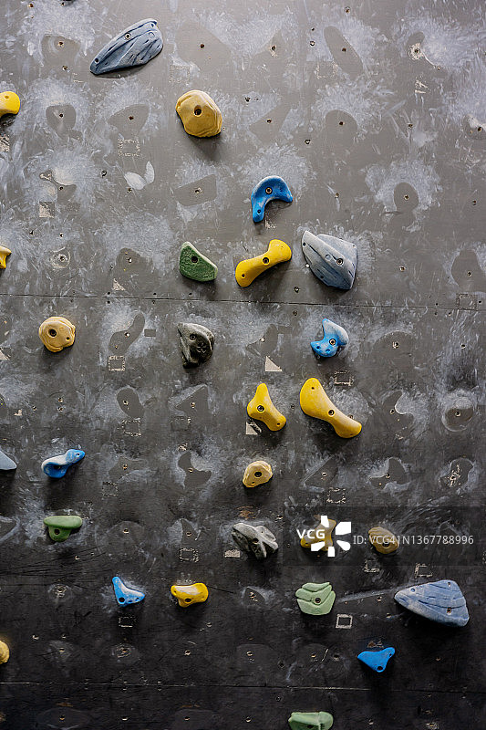 攀岩墙上的岩点排列图片素材