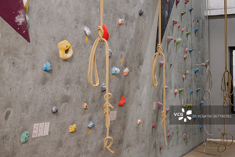带攀岩墙安全设备绳索的室内攀岩馆图片素材