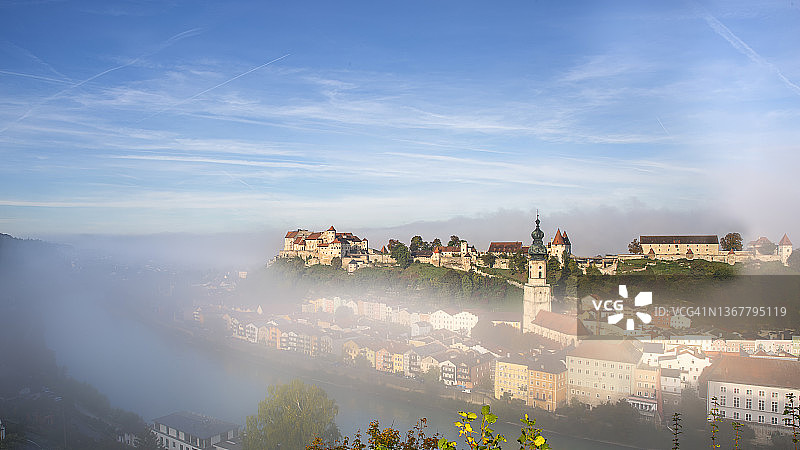 雾中的博格豪森小镇清晨图片素材