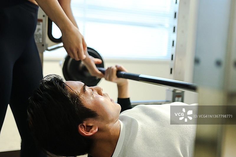 男人在教练的指导下锻炼肌肉图片素材